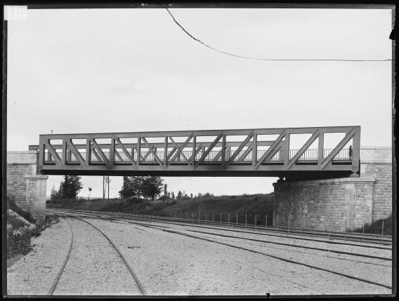 Photo d'un pont surplombant un chemin de fer 4/7