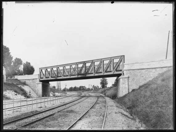 Photo d'un pont surplombant un chemin de fer 5/7